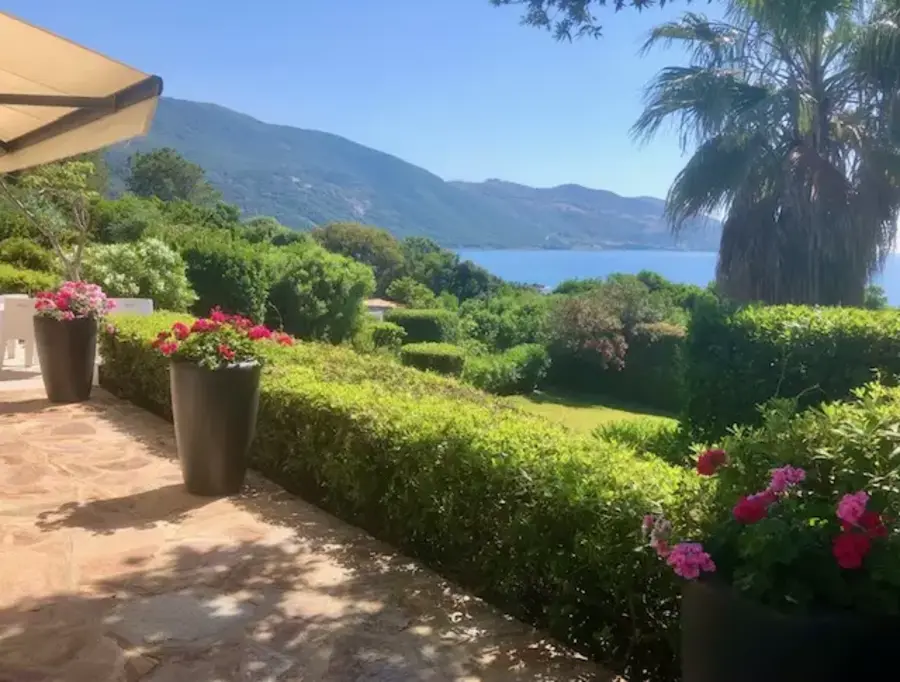 Villa contemporaine, Sud de la Corse,  8 personnes à Ancône.